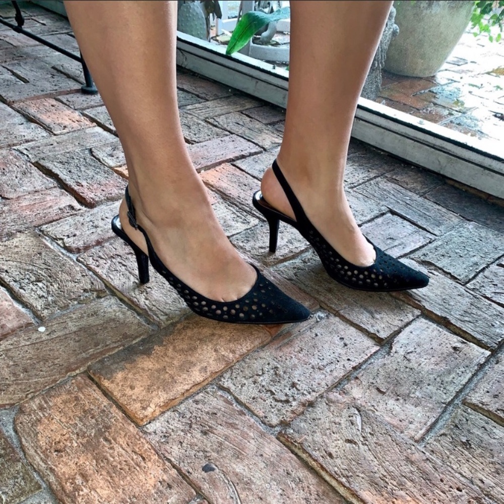 NWT Calvin Klein Damaris Suede Pumps